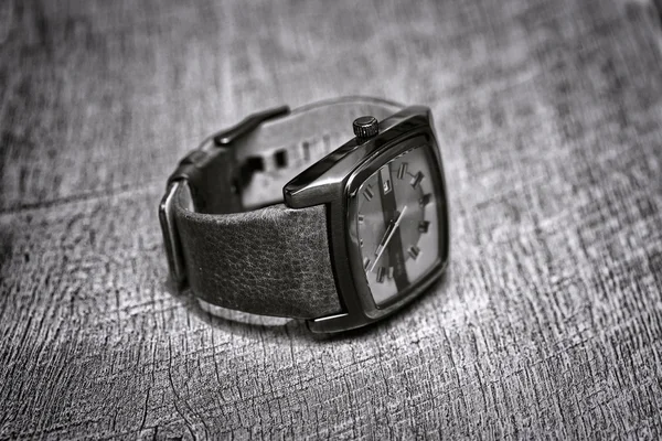 Relógio masculino em cima da mesa. elegante brutal relógio closeup na mesa — Fotografia de Stock