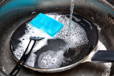 lavabo bulaşık tam.