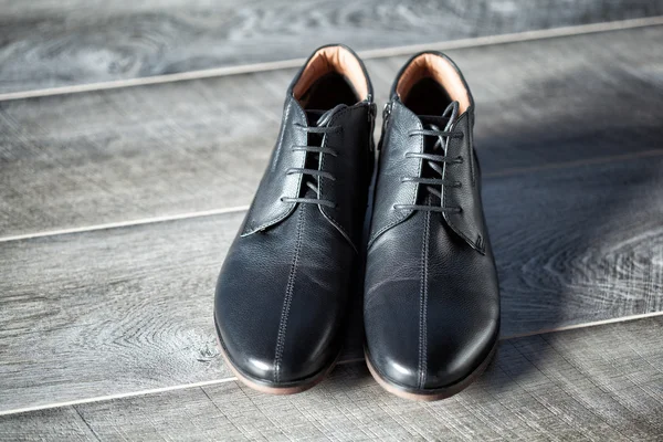 Elegant men's classic shoes on a wooden floor — Stock Photo, Image