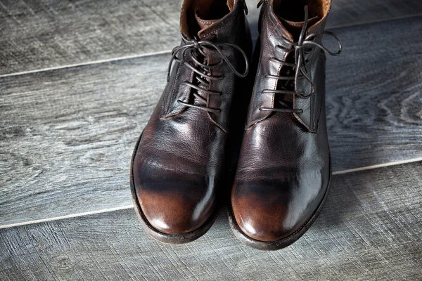 Neue lederne Herrenschuhe auf Holzgrund — Stockfoto