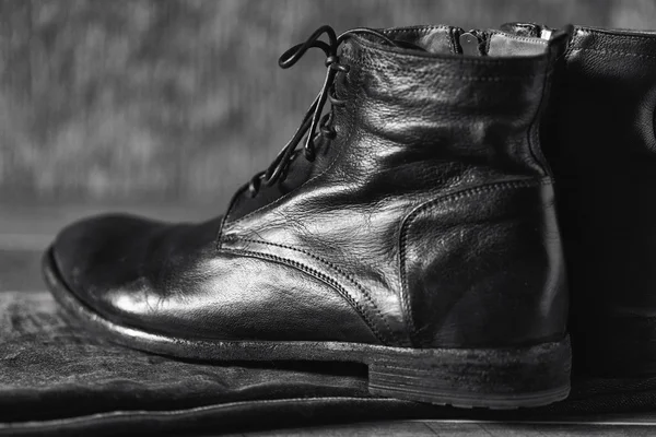 Lesklé leštěné těžké kožené boty — Stock fotografie
