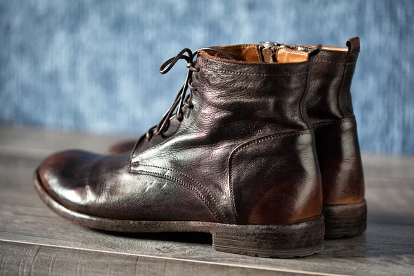 Hermosas botas altas pulidas en un piso de madera. vintage estilizado — Foto de Stock