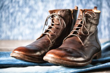 bot ve kot pantolon ile natürmort. El yapımı ayakkabı, stilize retro tarzı