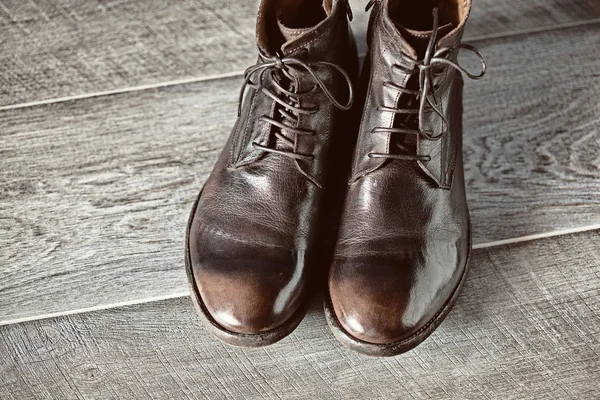 Rustikaler Stil, Vintage-Herrenschuhe auf dem Holzboden Hintergrund, Draufsicht — Stockfoto