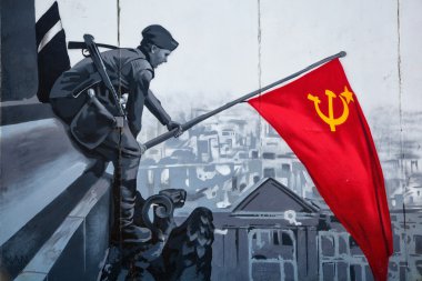 Moskova, Rusya - 5 Nisan 2016: A Sovyet askeri bayrak Dünya Savaşı zaferle onuruna yükseltir. Binanın duvarına Graffiti. Tatil - 9 Mayıs zafer günü
