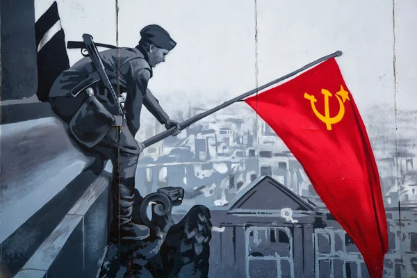 MOSCA, RUSSIA - 5 APRILE 2016: Un soldato sovietico alza la bandiera in onore della vittoria nella seconda guerra mondiale. Graffiti sul muro dell'edificio. Vacanza - Giorno di Vittoria Il 9 maggio — Foto Stock