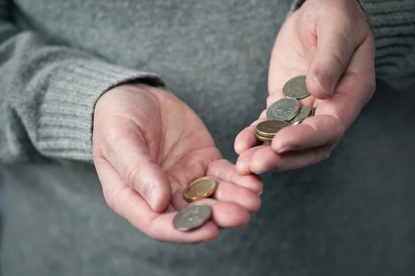 Монеты в руках крупным планом (российские рубли ) — стоковое фото