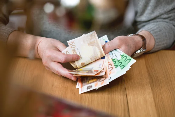 Üzletember bankjegyek Euro számít. Euró pénznem, Európa, euró. — Stock Fotó