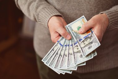 dolar erkeklerin elinde. Bize para birimi, 100 dolar faturaları yeni model