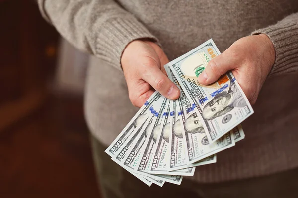 Dollar in handen van mannen. Ons munt, 100 dollar bills het nieuwe model — Stockfoto