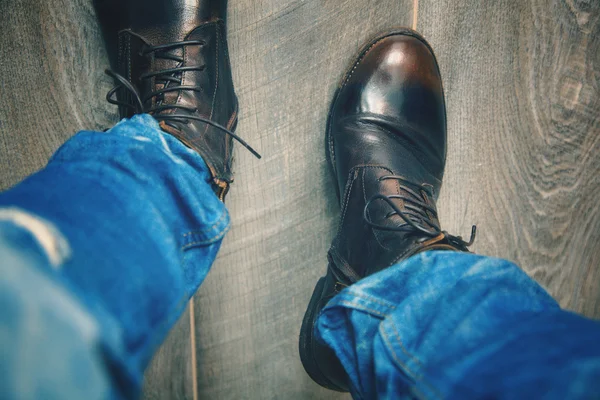 Calça jeans azul e sapatos de moda para homens — Fotografia de Stock