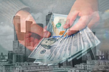 Adam para Doları modern bir şehir bir arka plan üzerinde sayar. Çift pozlama.