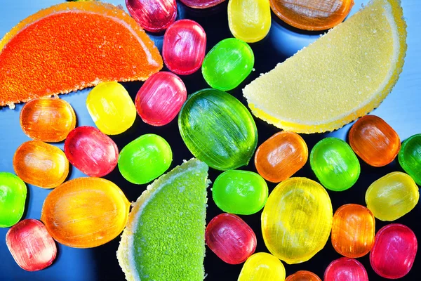 Fondo abstracto de dulces de colores. rebanadas de mermelada y dulces — Foto de Stock