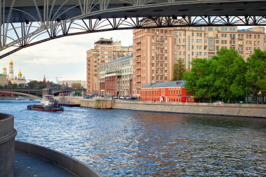 Moskova, Rusya - 3 Mayıs 2016: Görünümü Bersenevskaya dolgu ve Moskova Nehri