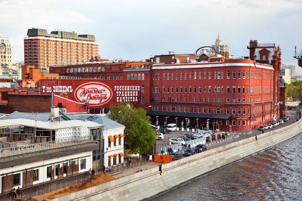 Moskou, Rusland - 3 mei 2016: Moskou zoetwaren fabriek "Rode oktober" Bersenevskaya embankment, Moskou rivier — Stockfoto