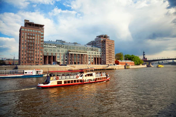 Moskva, Ryssland - 3 maj 2016: Byggnaden av teatern scenen på Bersenevskaya embankment, monument till Peter stort. Fartyget seglar längs floden Moskva. — Stockfoto