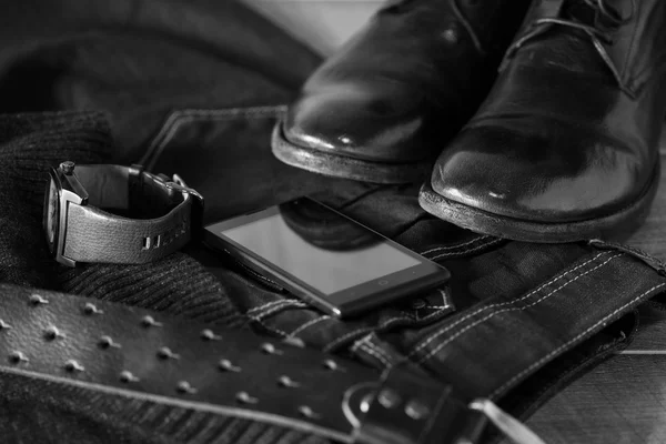 Мужская одежда и аксессуары, черно-белая фотография — стоковое фото