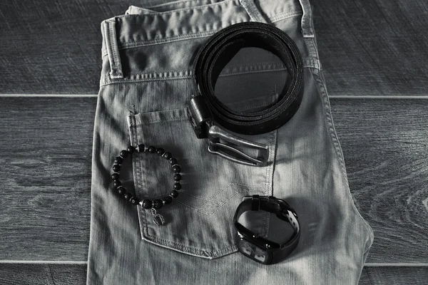 Vêtements et accessoires pour hommes modernes. objets reposent sur un plancher de bois, une vue de dessus — Photo