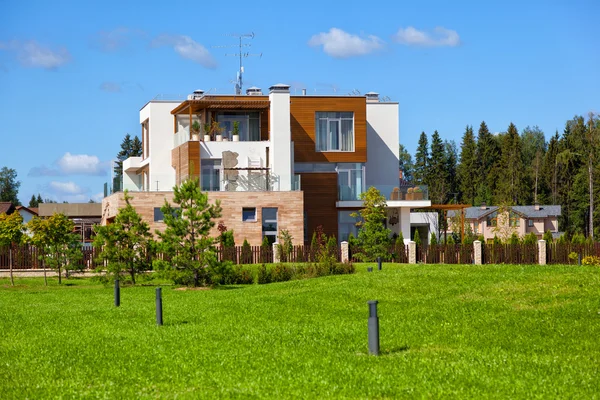 MOSCA, RUSSIA - 6 AGOSTO 2015: Moderna casa di campagna nell'esclusivo complesso rurale. Vita fuori città, prato verde . — Foto Stock