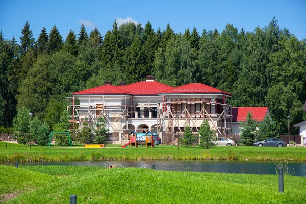 МОСКВА, РОССИЯ - 6 августа 2015 года: строительство элитного загородного дома рядом с лесом, в чистом месте — стоковое фото