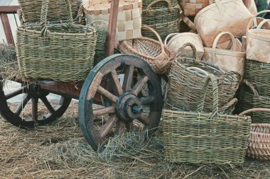 ev ve Bahçe twigs ve huş ağacı kabuğu için hasır sepet yaptı