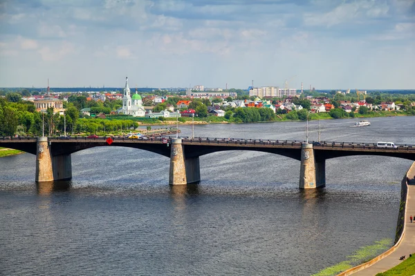 De nieuwe brug van de Volga in Tver, Rusland. Een uitzicht op de stad Tver bovenop — Stockfoto