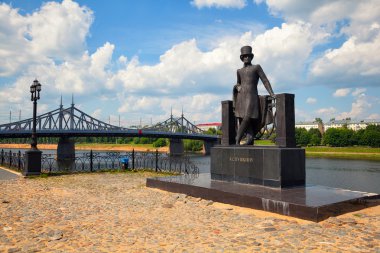 Tver, Rusya Alexander Pushkin Anıtı. Eski Volga Köprüsü ve Volga Nehri içinde belgili tanımlık geçmiş