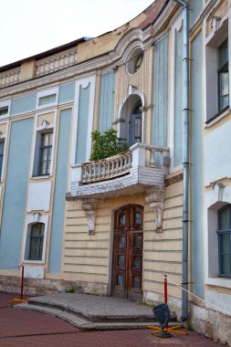 Tarihi bina ile güzel bir balkon