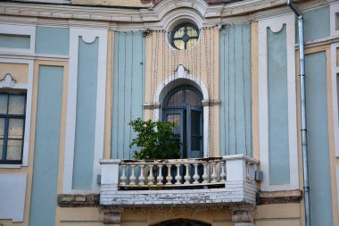 binanın içinde güzel küçük balkon