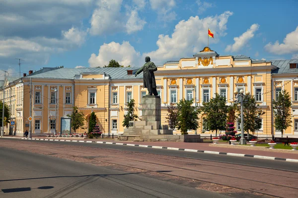 The monument to Vladimir Lenin in the city of Tver, Russia, in the Soviet street — Stock Photo, Image