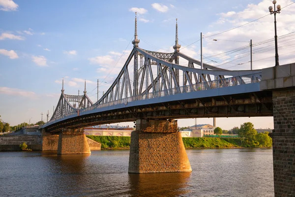 Vacker bro i Tver, Ryssland. Den gamla Volga bron över floden Volga — Stockfoto