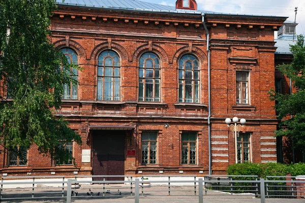 The building of the gymnasium in Tver, Russia. Beautiful old building made of bricks — Stock Photo, Image