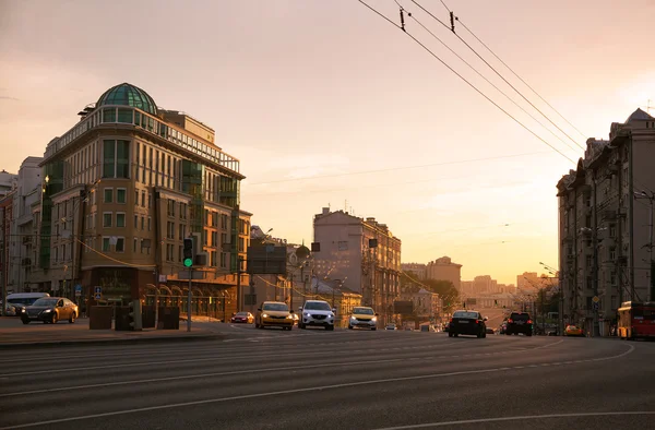 MOSCA, RUSSIA - 3 LUGLIO 2016: Anello da giardino la sera (Anello Sadovoe). Movimento di auto su Sadovaya-Spasskaya strada — Foto Stock