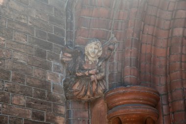 heykel melek - ayrıntı Anglikan Kilisesi St Andrew Moskova'da. stilize İngiliz gotik.