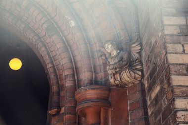 Anglikan Kilisesi St Andrew, Moskova, bir melek heykeli girişinde