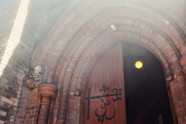 Angielskiego gotyku, wejście do Kościoła anglikańskiego St. Andrew w Moskwie — Zdjęcie stockowe