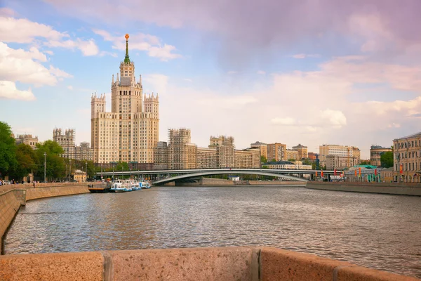 美しいスターリン超高層ビル、モスクワ川、川のボート。市内中心部、ロシアのモスクワ市の風景 — ストック写真