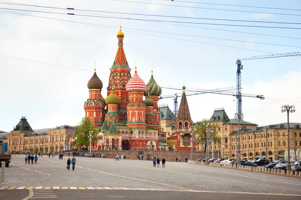 Moskou, Rusland - 3 mei 2016: St. Basiliuskathedraal op het Rode plein — Stockfoto