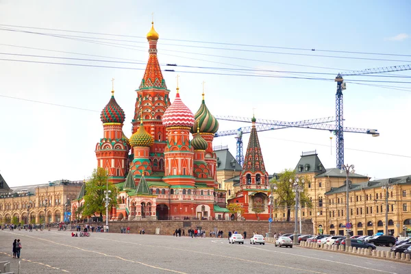 Moskva, Ryssland - 3 maj 2016: Den berömda St Basil's Cathedral med färgglada kupoler i Moskva på Röda torget — Stockfoto