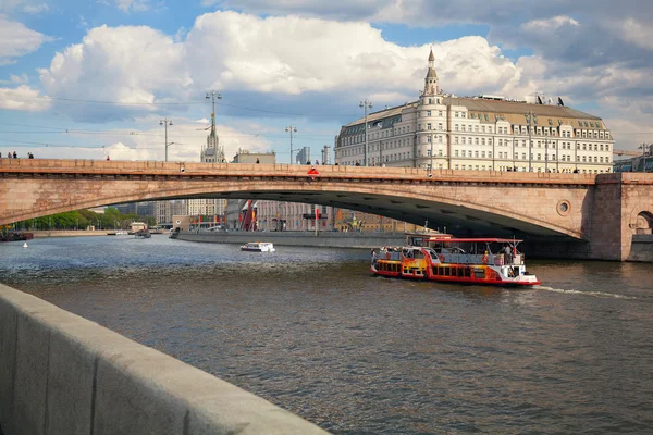 Moskva, Ryssland - 3 maj 2016: Stor stenbro i Moskva. Kreml vallen. Fartyget seglar längs floden Moskva. — Stockfoto