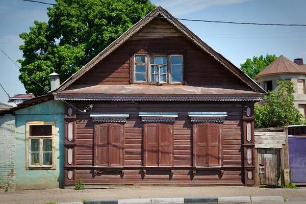 Vieja casa de madera en la calle —  Fotos de Stock