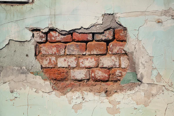 Гранж фон: кирпичная стена, падающая штукатурка, бетонная стена, старое здание. текстура старой ветхой стены. Стена здания — стоковое фото