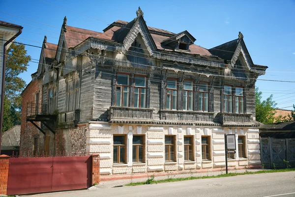 Vecchia casa di città russa. Casa a due piani, il piano superiore della casa è in legno, il più basso di pietra. vecchia casa russa in legno — Foto Stock