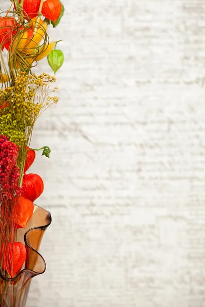 Flores de otoño en un jarrón. Espacio vacío para texto — Foto de Stock