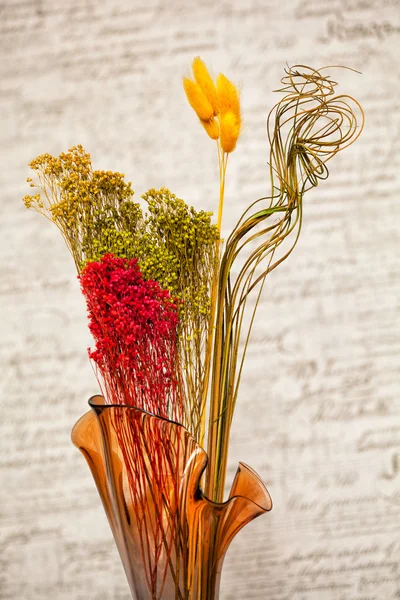 Dekoratív szárított virágok vázában. a virágkötészet művészet — Stock Fotó