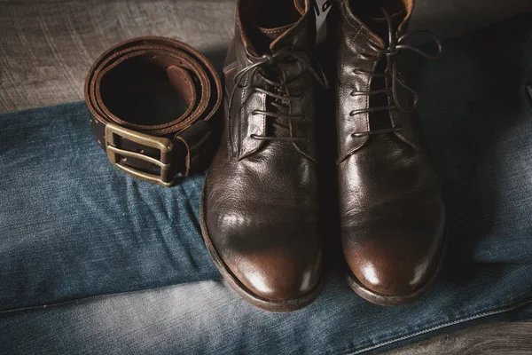 Ainda roupas de vida. Sapatos de couro masculinos, jeans e um cinto — Fotografia de Stock