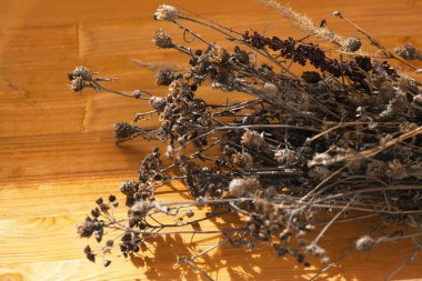 Dekoratif ahşap dokulu bir arka plan üzerinde kuru çiçekler Buket