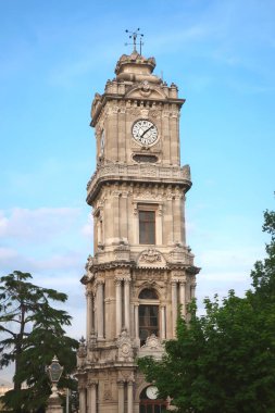 Saat Kulesi mavi gökyüzüne karşı. Dolmabahçe Sarayı, İstanbul, Türkiye