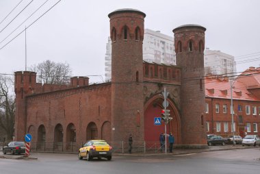 Kaliningrad, Rusya - 20 Mart 2017: Kaliningrad 'daki Sackheim Gate (Zakheim Gate). XIX yüzyılının ortalarında Konigsberg (şimdi Kaliningrad) şehrinde antik kapı dikildi.)
