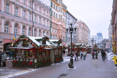 Moskova, Rusya - 4 Ocak 2017: Stary Arbat (Eski Arbat) sokağı Moskova 'nın merkezi olan Yeni Yıl için dekore edildi